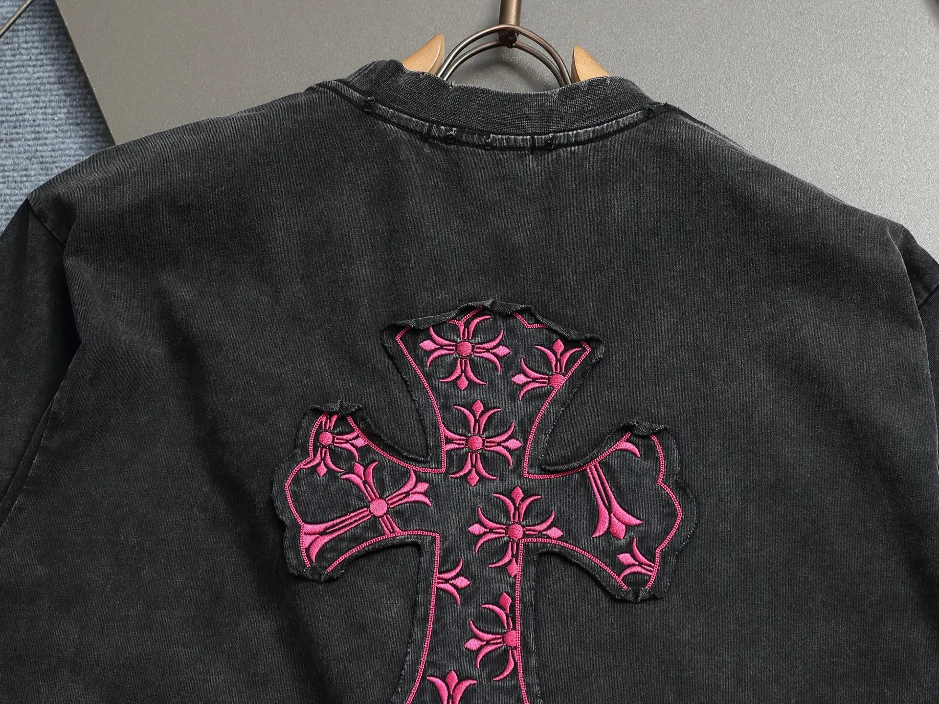 P210 𝗖𝗵𝗿𝗼𝗺𝗲 𝗛𝗲𝗮𝗿𝘁𝘀/Cro Heart 2025 Cross Patch Embroidery Summer New Original Single Counter American Acid Washed Distressed Laser Burnt Patch Embroidery Couple Casual Short Sleeve T-shirt 👑The highest version! Customized fabric 300g double yarn! American acid-washed and distressed original fabric laser burnt ✟appliqué embroidery and exquisite embroidery of letters! The best-selling model at the counter. It is very comfortable to wear. It is low-key yet luxurious. It is very classy when worn. The large size and tailoring are needless to say. The upper body is exquisite and vivid. 👍High-end first-class materials. A truly palace-level product. The cotton from Turkey is of outstanding quality. After heavy washing, the clothes are very soft! Not picky, the upper body is absolutely stylish and extremely luxurious. Auxiliary materials: The original model has been authenticated and labeled ➕100% silk washed with water label. Genuine purchase-grade original hangtag➕matching hanging rope➕3D hanging beads➕original packaging bag. Craftsmanship: The original version has consistent wiring! The highest version of the armhole matching technique! Countless times of pattern making to 100% restore the original appearance! The correct version is the same for men and women, super eye-catching, super good-looking, and super atmospheric! Color: White Black Size: S-XL